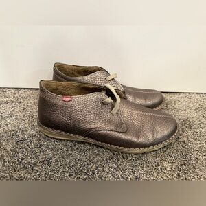 On foot women’s metallic sneakers size 40 EUC